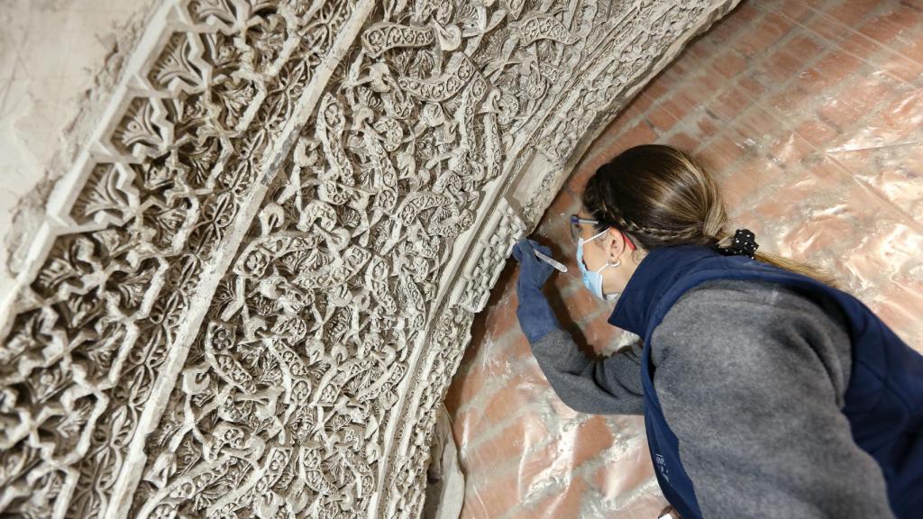 Una restauradora trabaja en las yeserías del Salón Rico de Toledo.
