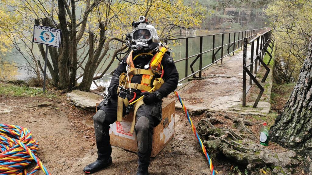 Buzos inspeccionando la presa para controlar su rehabilitación.