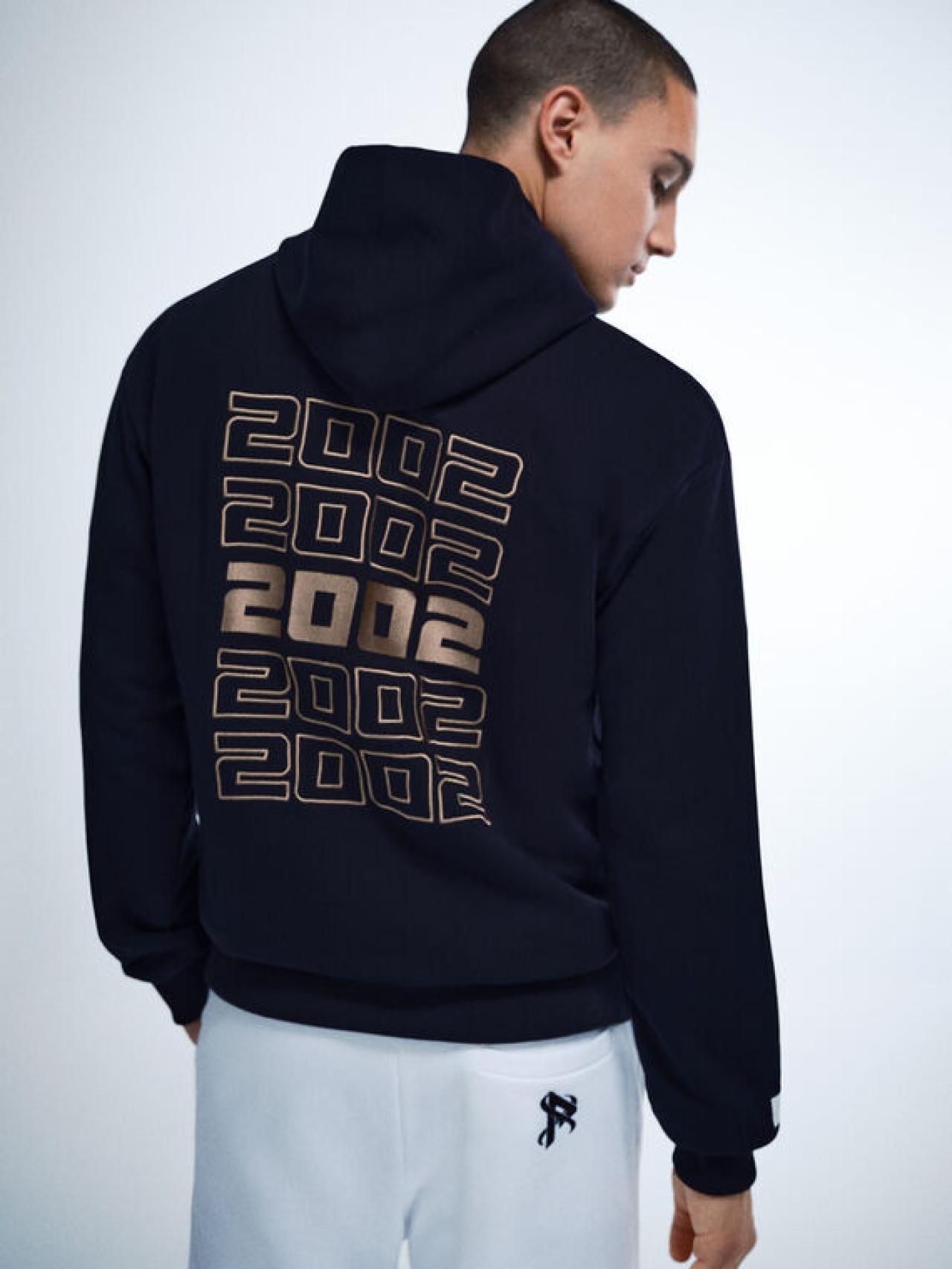 Sudadera con su año de nacimiento.
