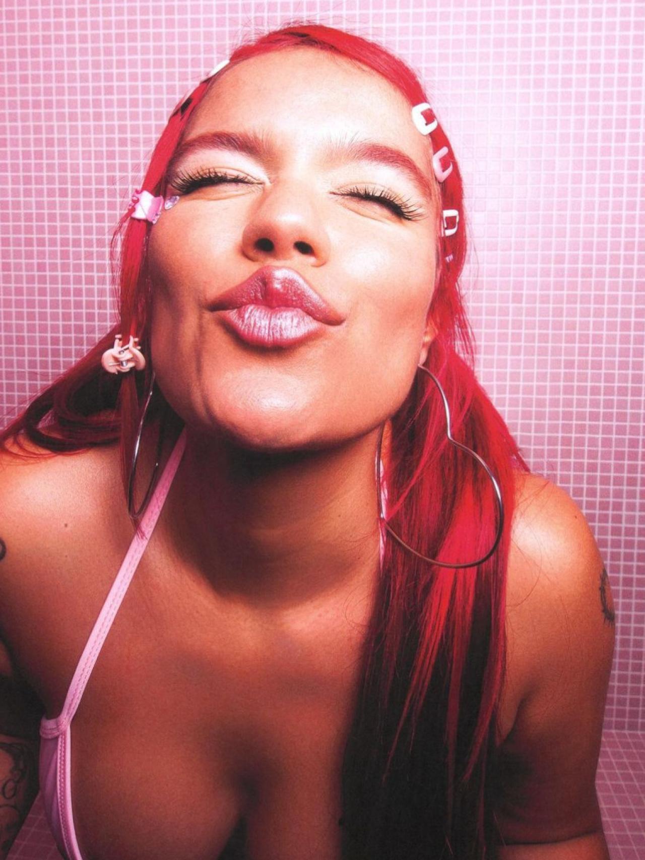 La cantante con pendientes en forma de corazón.