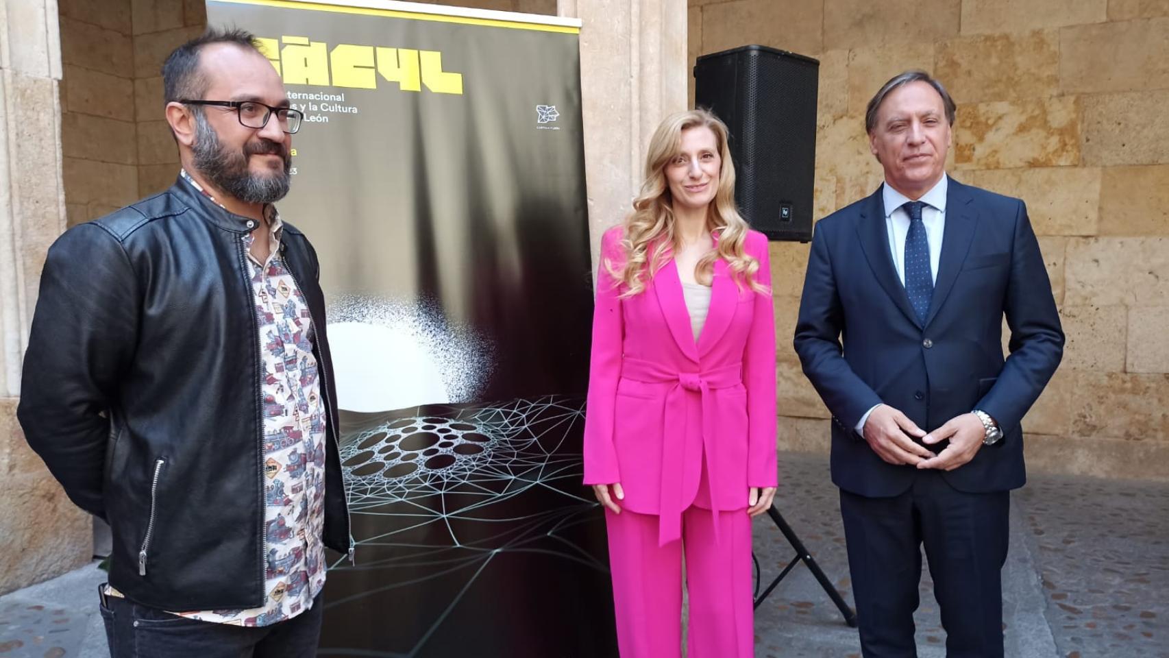 La viceconsejera de Acción Cultural, Mar Sancho Sanz, junto al alcalde de Salamanca, Carlos García Carbayo, y el coordinador artístico del FACYL, Rodrigo Tamariz