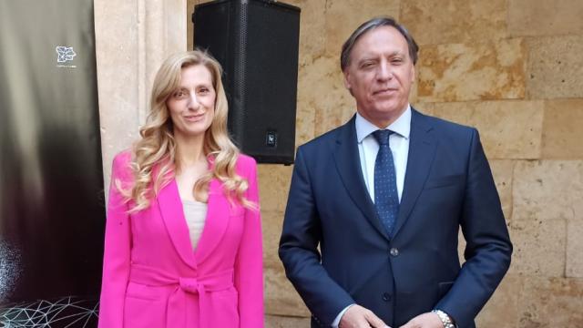 La viceconsejera de Acción Cultural, Mar Sancho Sanz, junto al alcalde de Salamanca, Carlos García Carbayo