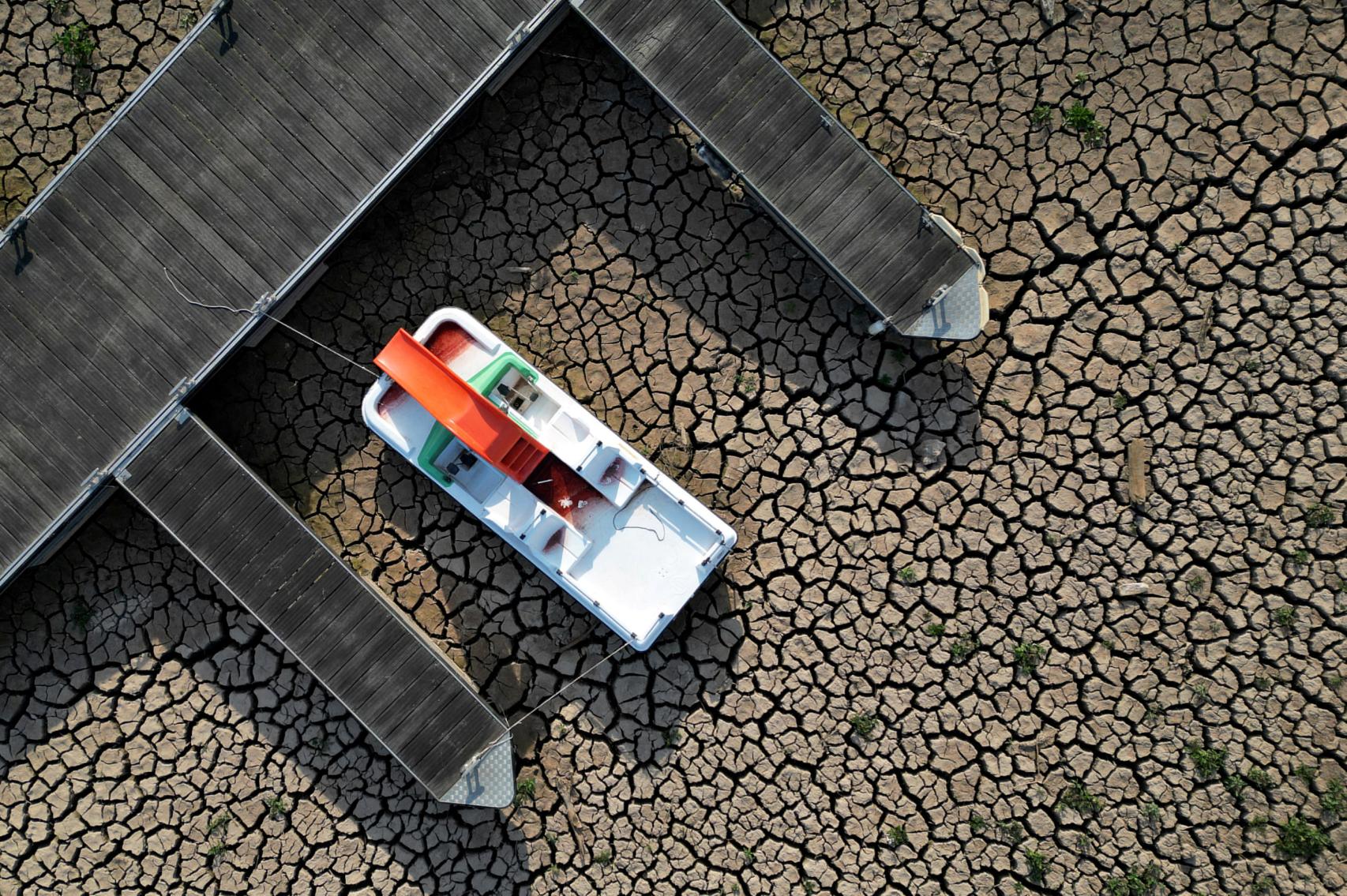 Un bote de pedales en el suelo agrietado de un embalse, cerca de Vic, el 6 de mayo de 2023.