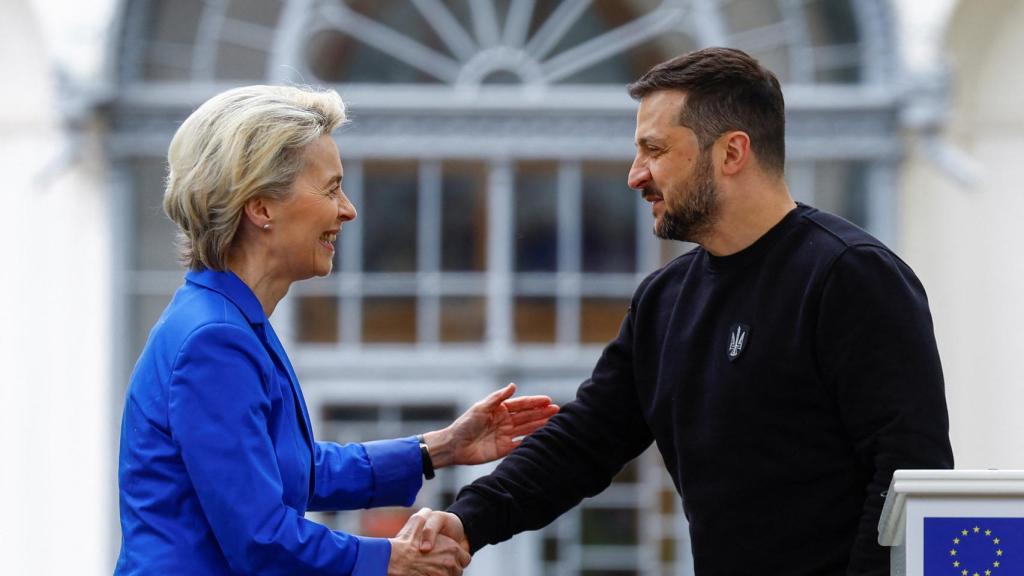 Zelenski saluda a la presidenta de la Comisión Europea, Ursula von der Leyen, el 9 de mayo en Kiev.