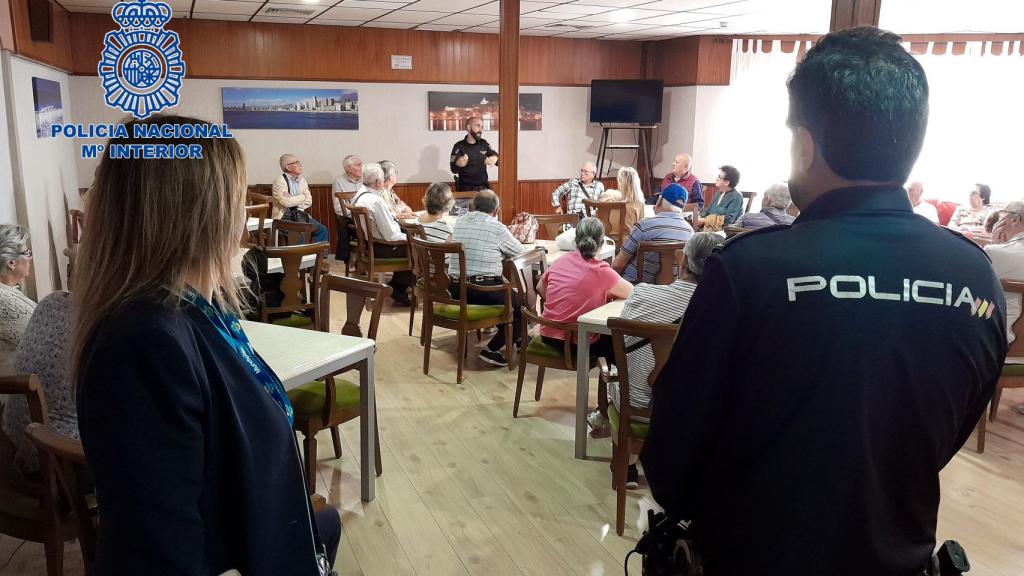 Charla de la Policía Nacional a mayores en el Plan Mayor Seguridad.