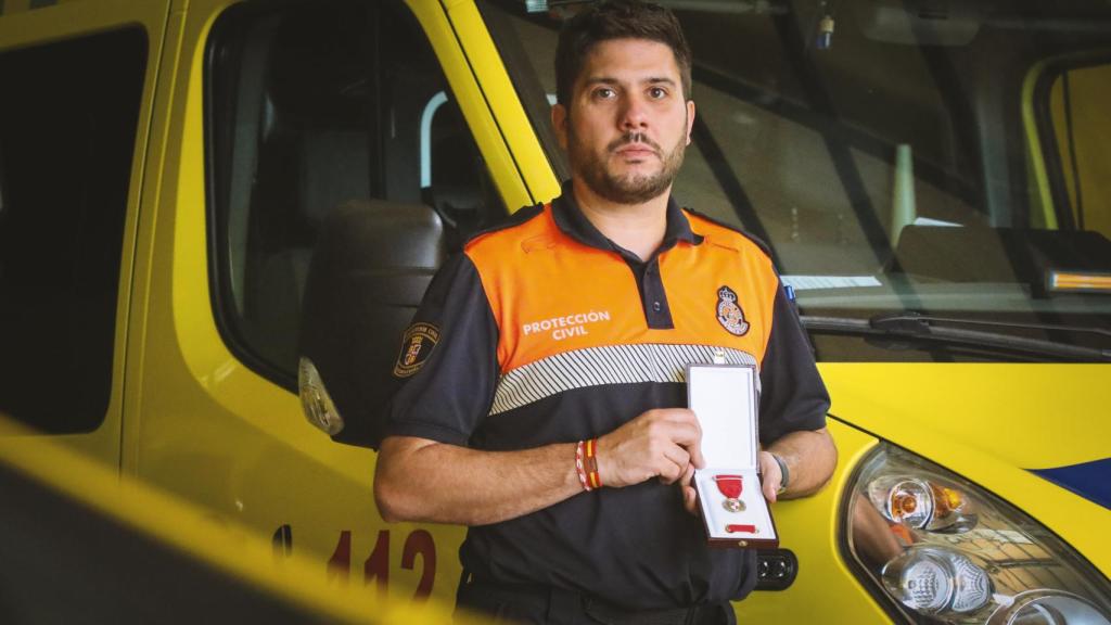 Álvaro Alaguero, jefe de Protección Civil Santa Marta de Tormes, junto a la medalla recibida por su rápida actuación en abril de 2021