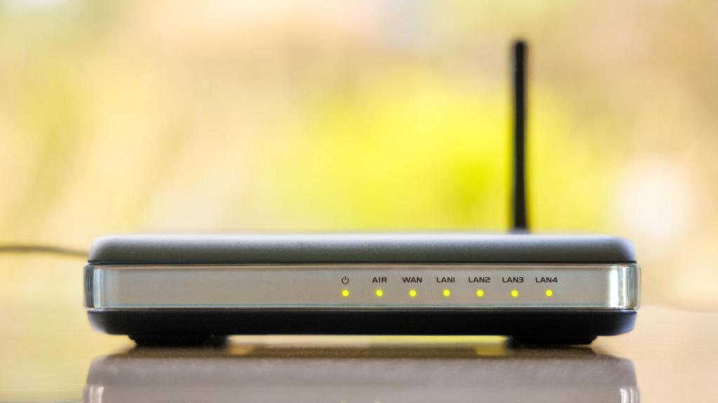 Router con pequeñas patas que dejan un hueco en su parte interior.