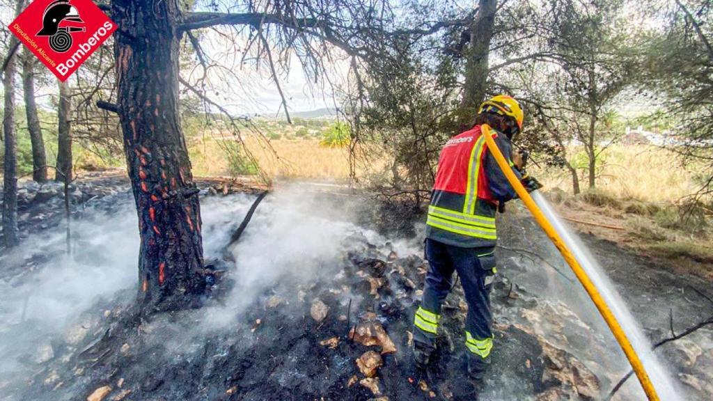 Imagen de otra actuación de los Bomberos en un incendio forestal, en esta ocasión en Penáguila.