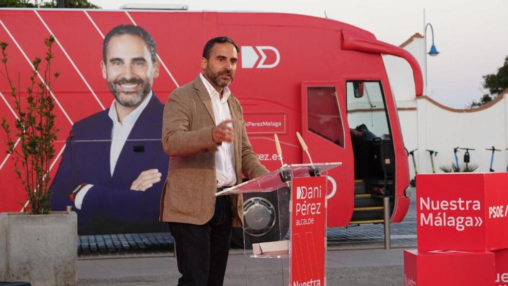 Dani Pérez en su intervención con el autobús de campaña detrás.