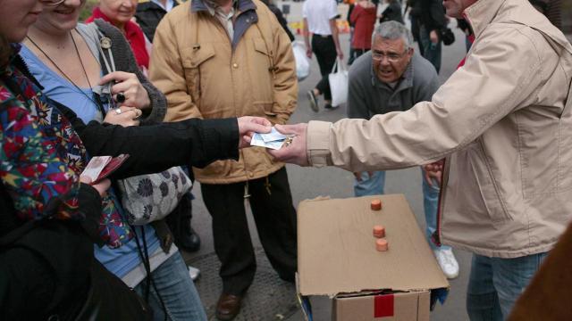 Un trilero en pleno juego, en una imagen de archivo.