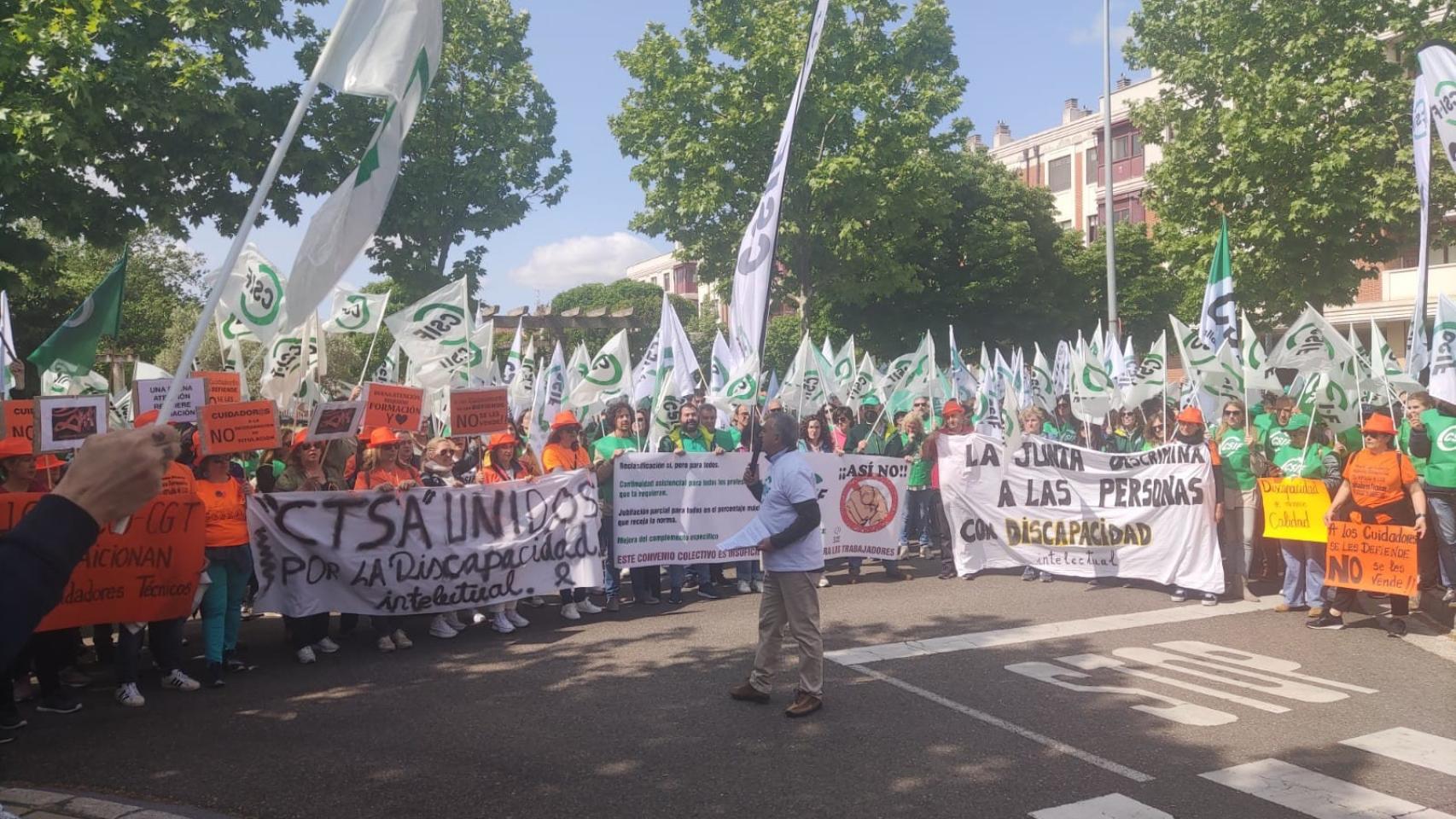 Concentración de rechazo al convenio de personal laboral de la Junta firmado