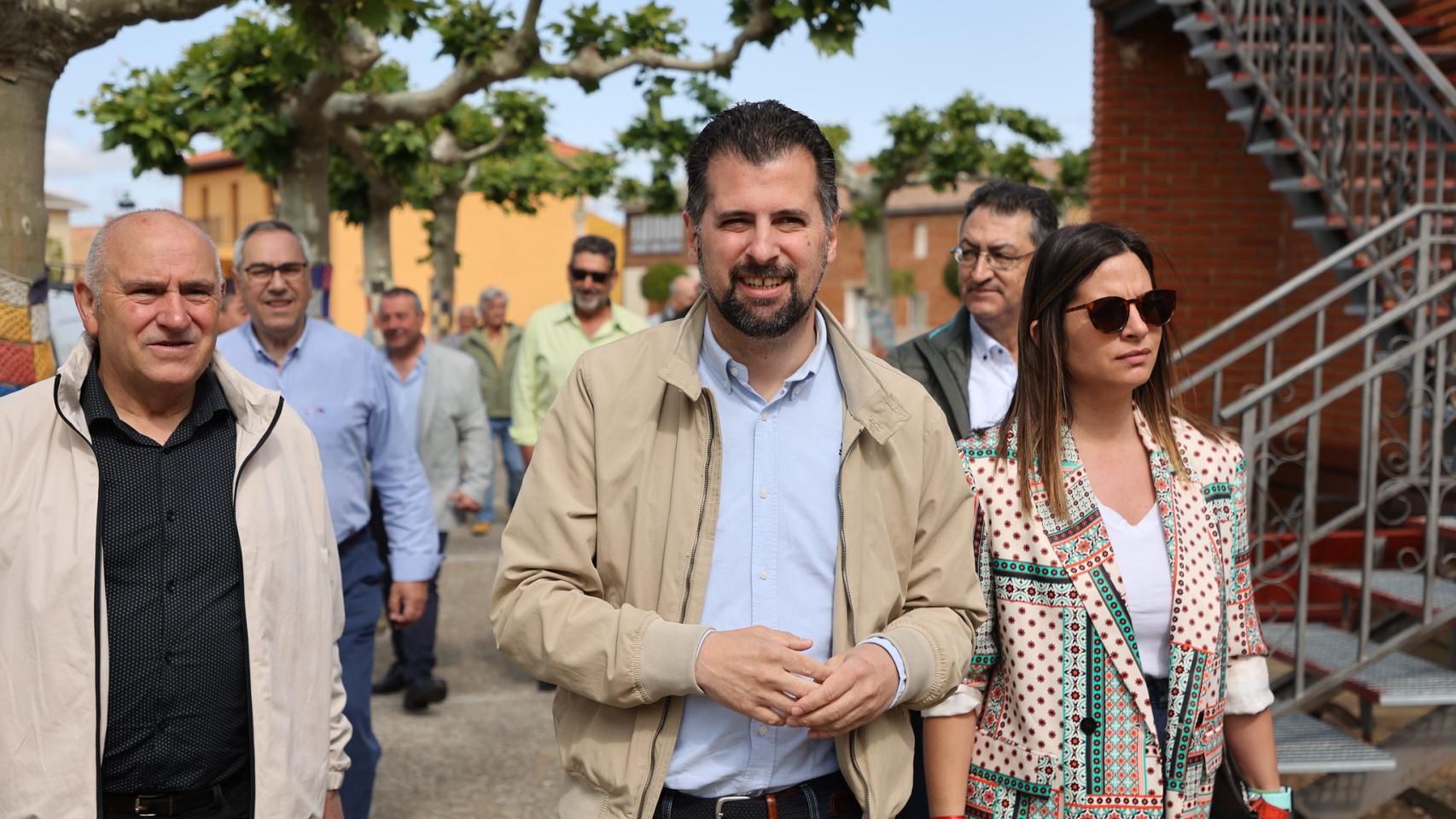 El secretario general del PSCyL, Luis Tudanca, durante su visita de este jueves al municipio leonés de El Burgo Ranero.