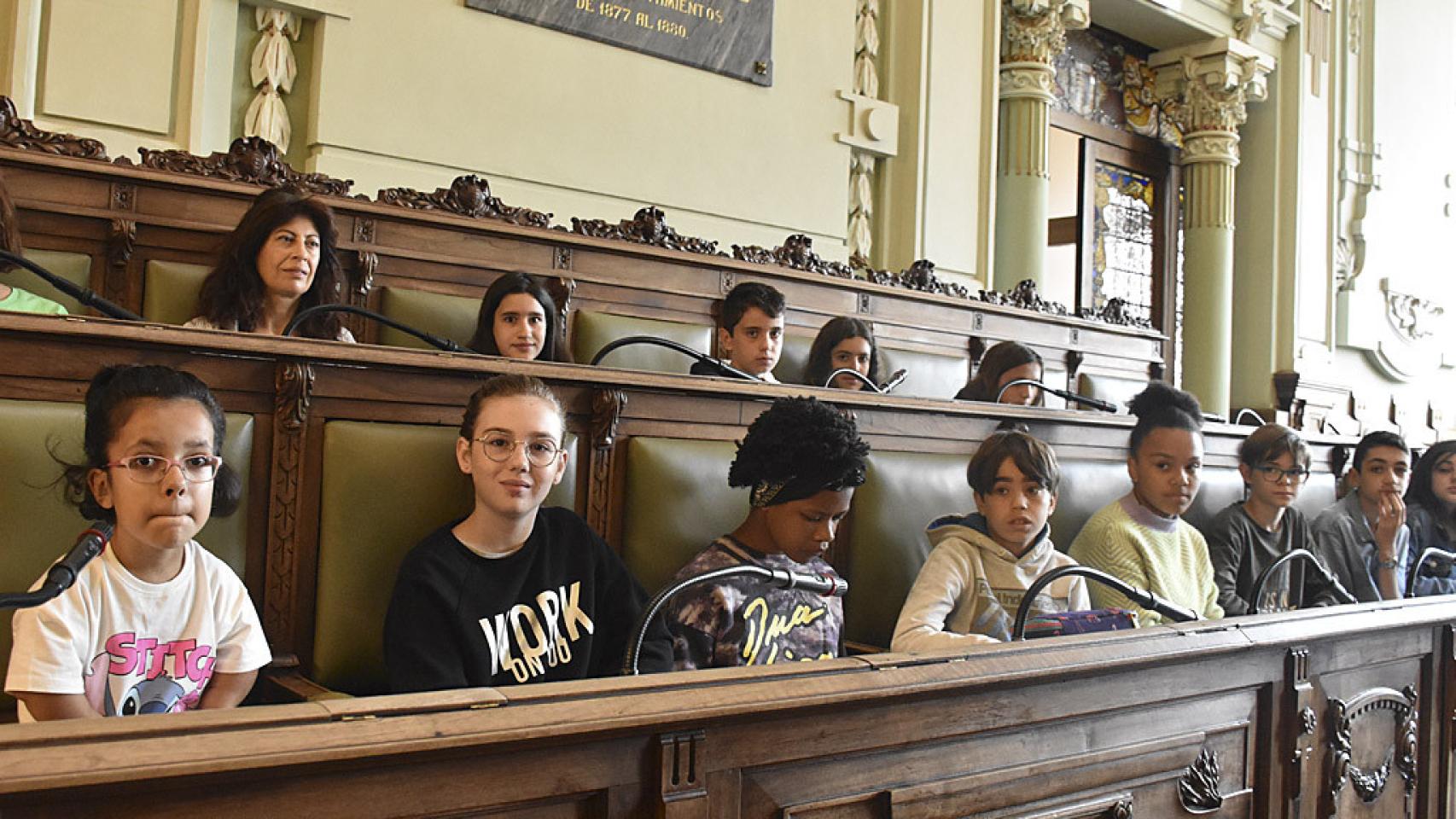 Escolares del García Quintana y del Cardenal Mendoza en el salón de plenos del Ayuntamiento de Valladolid
