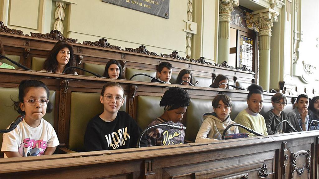 Escolares del García Quintana y del Cardenal Mendoza en el salón de plenos del Ayuntamiento de Valladolid