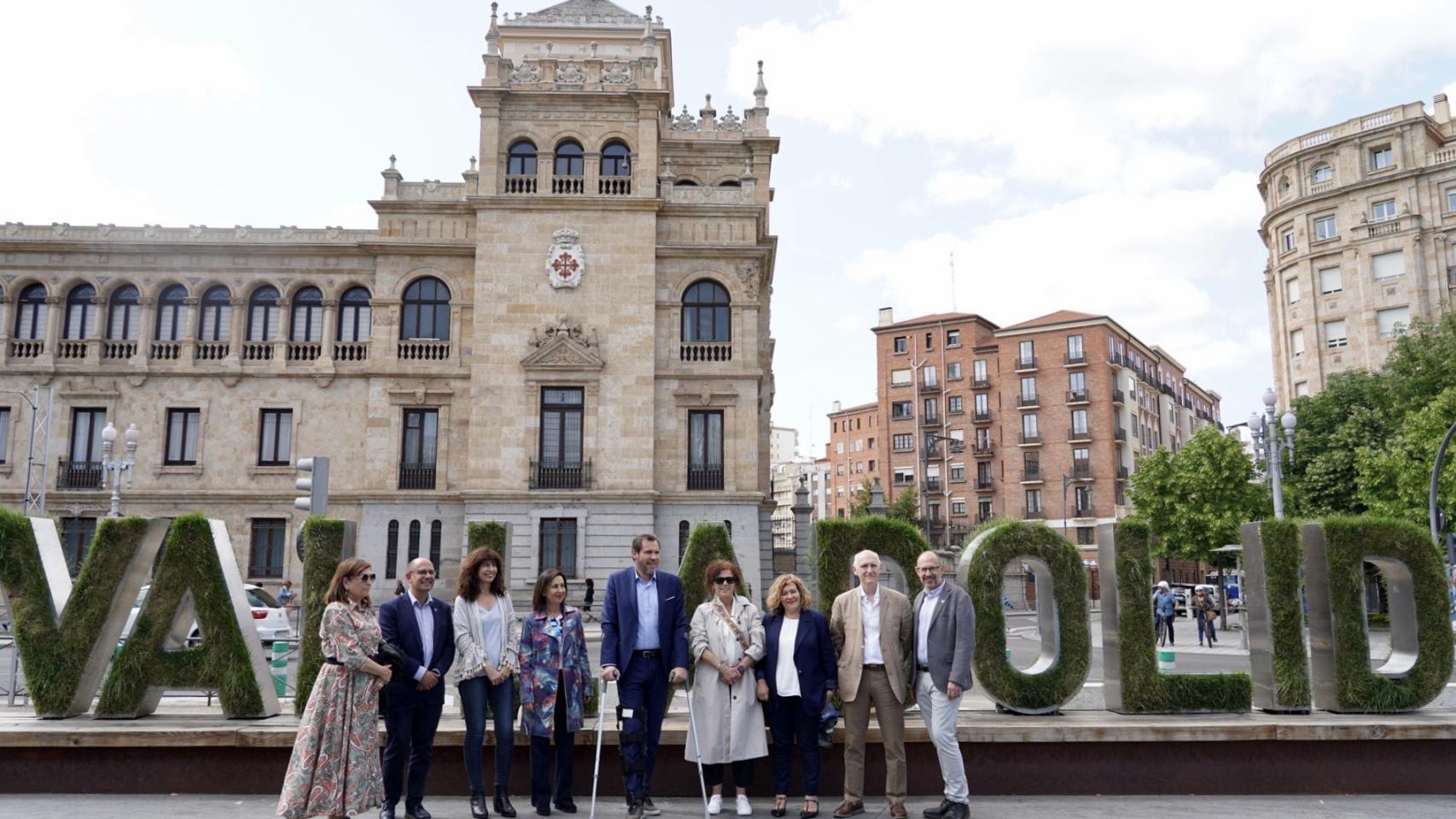 El alcalde de Valladolid, Óscar Puente, durante el encuentro con la ministra de Defensa, Margarita Robles, este jueves en Valladolid.