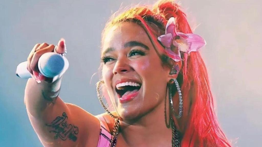 Carol G en sus redes sociales con pendientes maxi de aro.