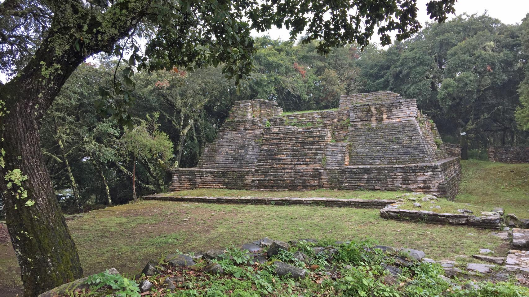 Construcción prehispánica en el yacimiento de Toluquilla, en Sierra Gorda, Querétaro. Foto: Elizabeth Mejía