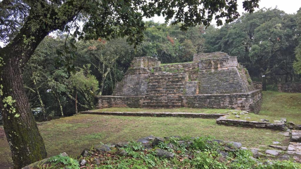 Construcción prehispánica en el yacimiento de Toluquilla, en Sierra Gorda, Querétaro. Foto: Elizabeth Mejía