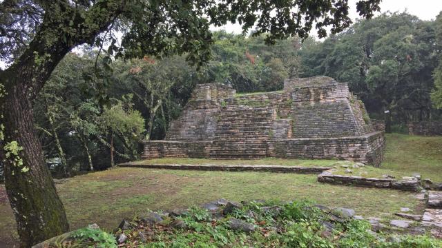 Construcción prehispánica en el yacimiento de Toluquilla, en Sierra Gorda, Querétaro. Foto: Elizabeth Mejía