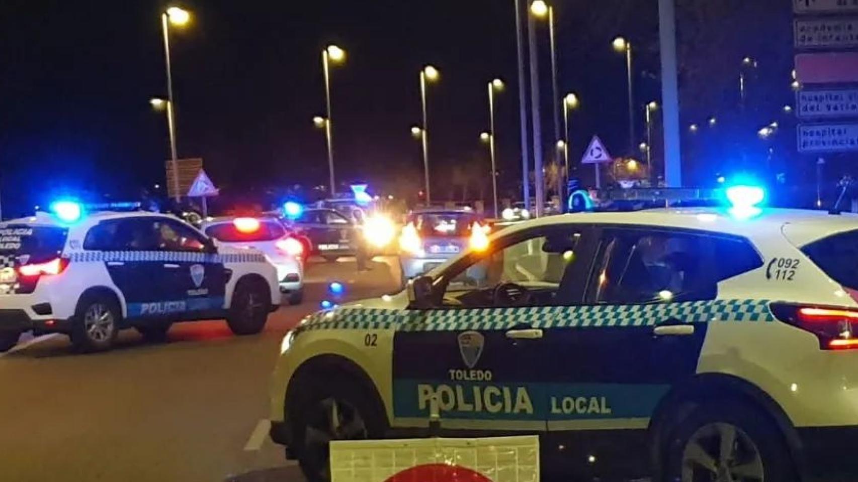Dos coches patrulla de la Policía Local de Toledo.
