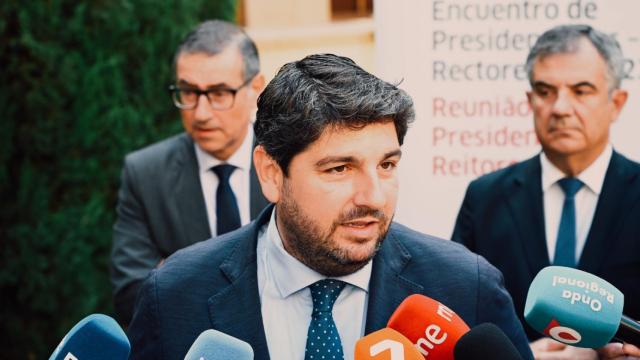 López Miras, este jueves, en un canutazo con los medios de comunicación en el encuentro de presidentes y presidentas, rectores y rectoras de las tres redes de MetaRed.