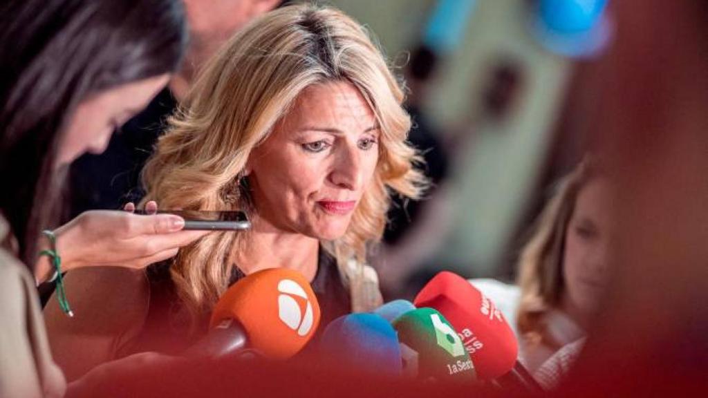 La vicepresidenta y ministra de Trabajo, Yolanda Díaz, atendiendo a los medios de comunicación.