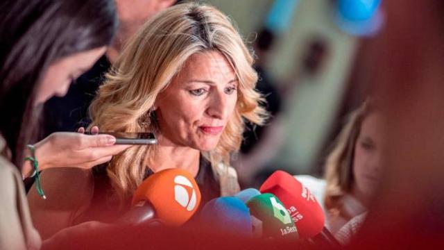 La vicepresidenta y ministra de Trabajo, Yolanda Díaz, atendiendo a los medios de comunicación.