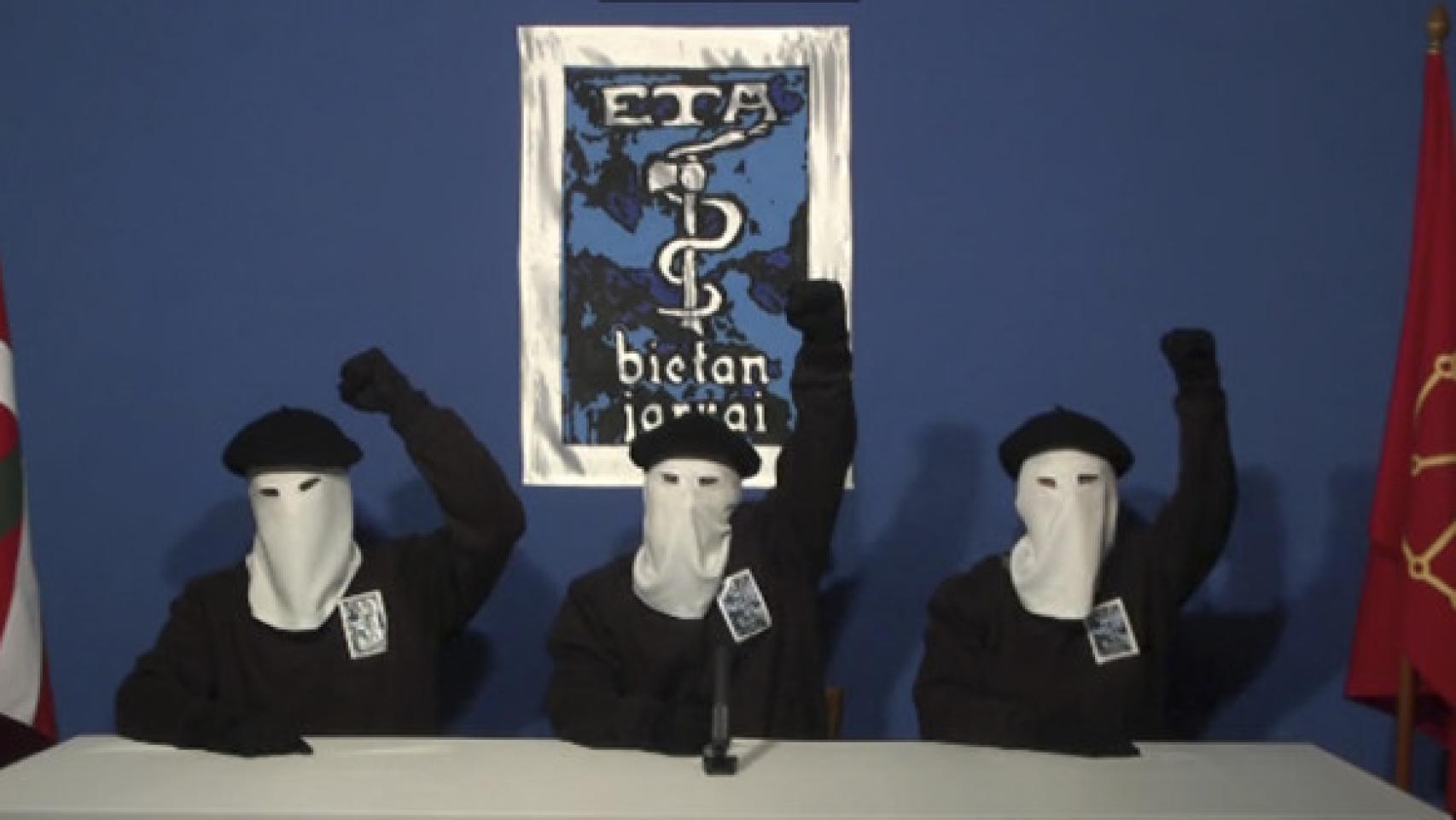 Miembros encapuchados de ETA en el anuncio del fin de la banda.