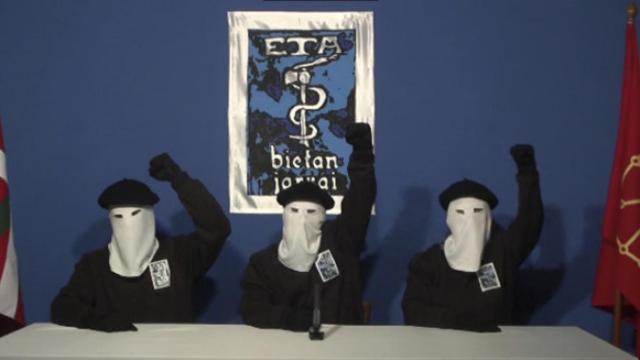 Miembros encapuchados de ETA tras anunciar el cese definitivo de la violencia.