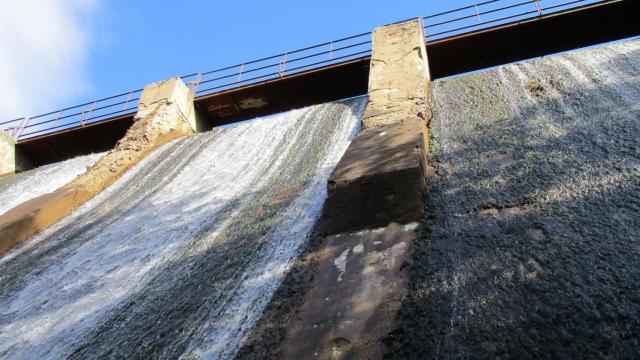 Exteriores de la presa de Navacerrada.