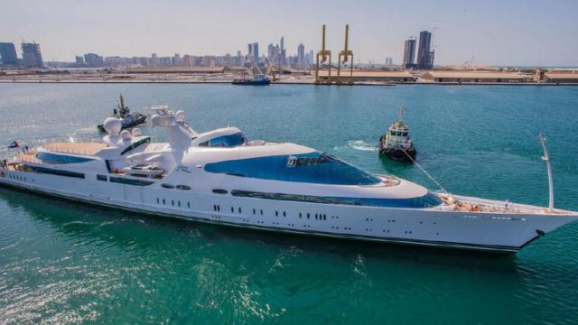 Imagen de archivo del 'superyate' Yas, atracado ahora en el puerto de Málaga.