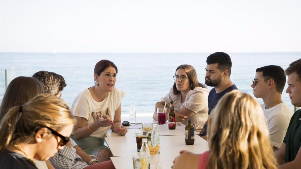 La candidata de CS a la Alcaldía de Málaga, Noelia Losada, en un encuentro con jóvenes.