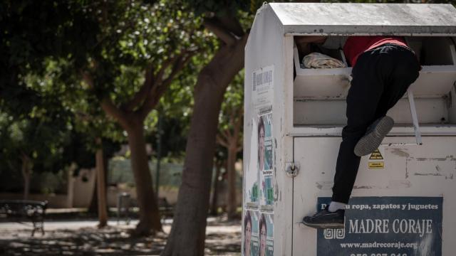 Un hombre dentro de un contenedor en La Palmilla, Málaga.
