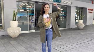 Ester González posa en la puerta del hospital Quironsalud en Marbella.