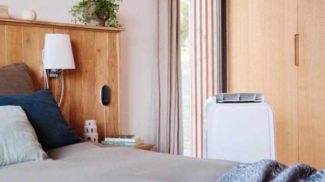 El dispositivo inteligente junto con un aire acondicionado portátil.