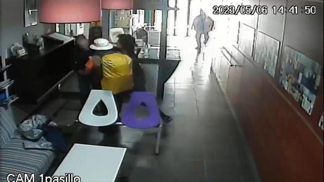 Imagen de la cámara de seguridad de una agresión en un albergue de O Pino (A Coruña)