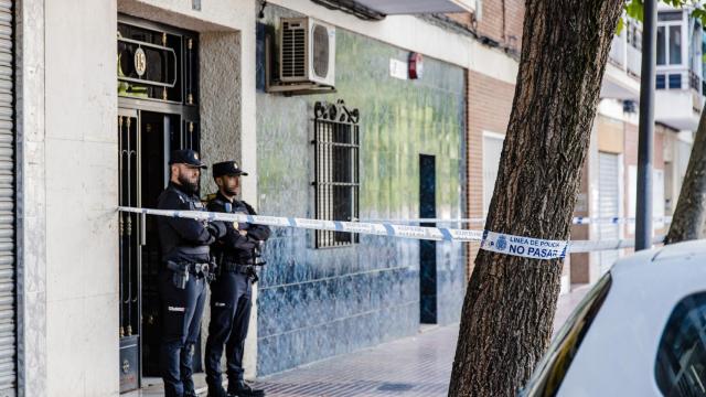 Dos agentes de Policía Nacional en el domicilio donde han apuñalado a una mujer, en la calle Centro de Móstoles, a 8 de mayo de 2023, en Móstoles.