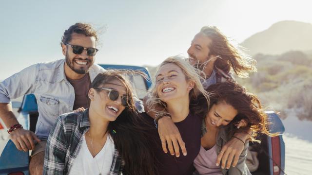 Imagen de archivo de un grupo de amigos aparentemente felices.