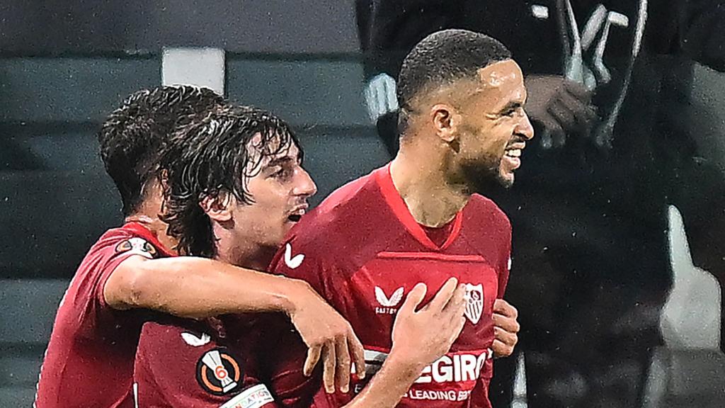 En-Nesyri, abrazo por sus compañeros.