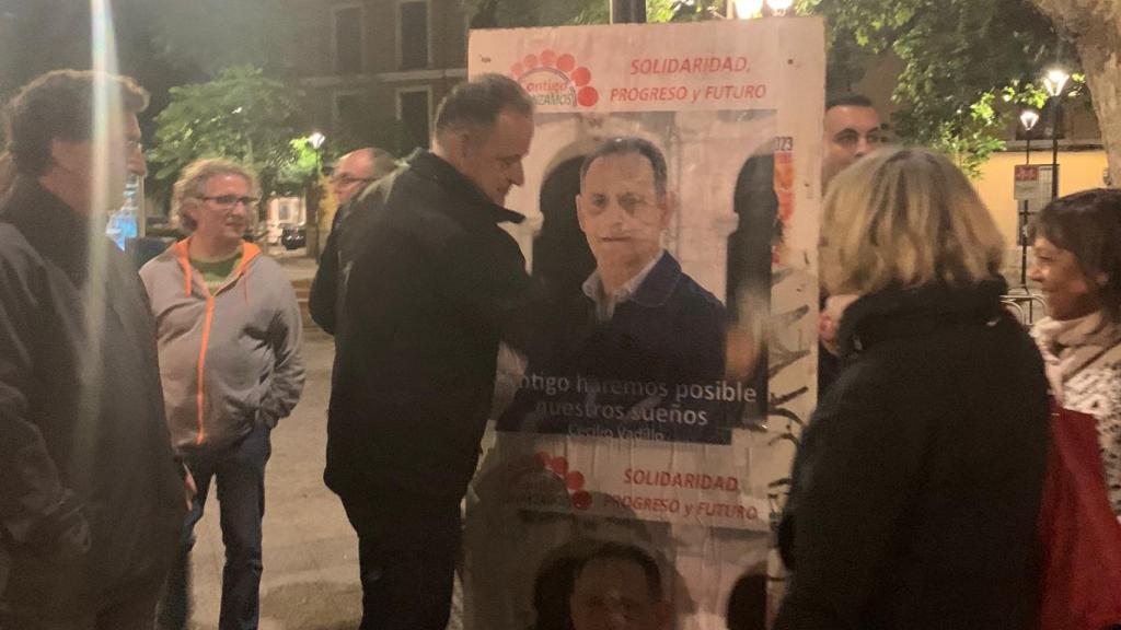 Cecilio Vadillo en la pegada de carteles