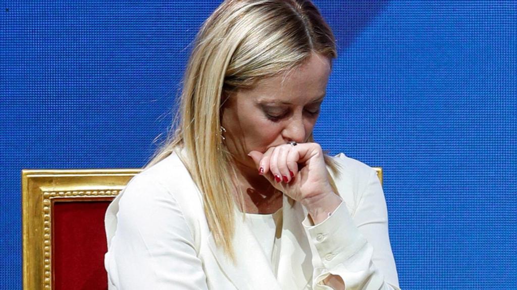 Meloni escucha al Papa.