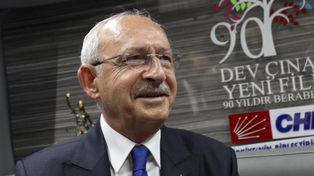 El opositor Kemal Kiliçdaroglu, que según los sondeos tiene posibilidades de derrotar este domingo en las urnas al actual mandatario, Recep Tayyip Erdogan, en un acto electoral.