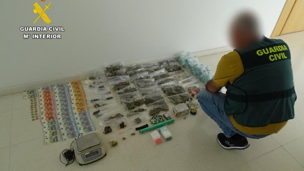Material incautado por los agentes durante la operación.