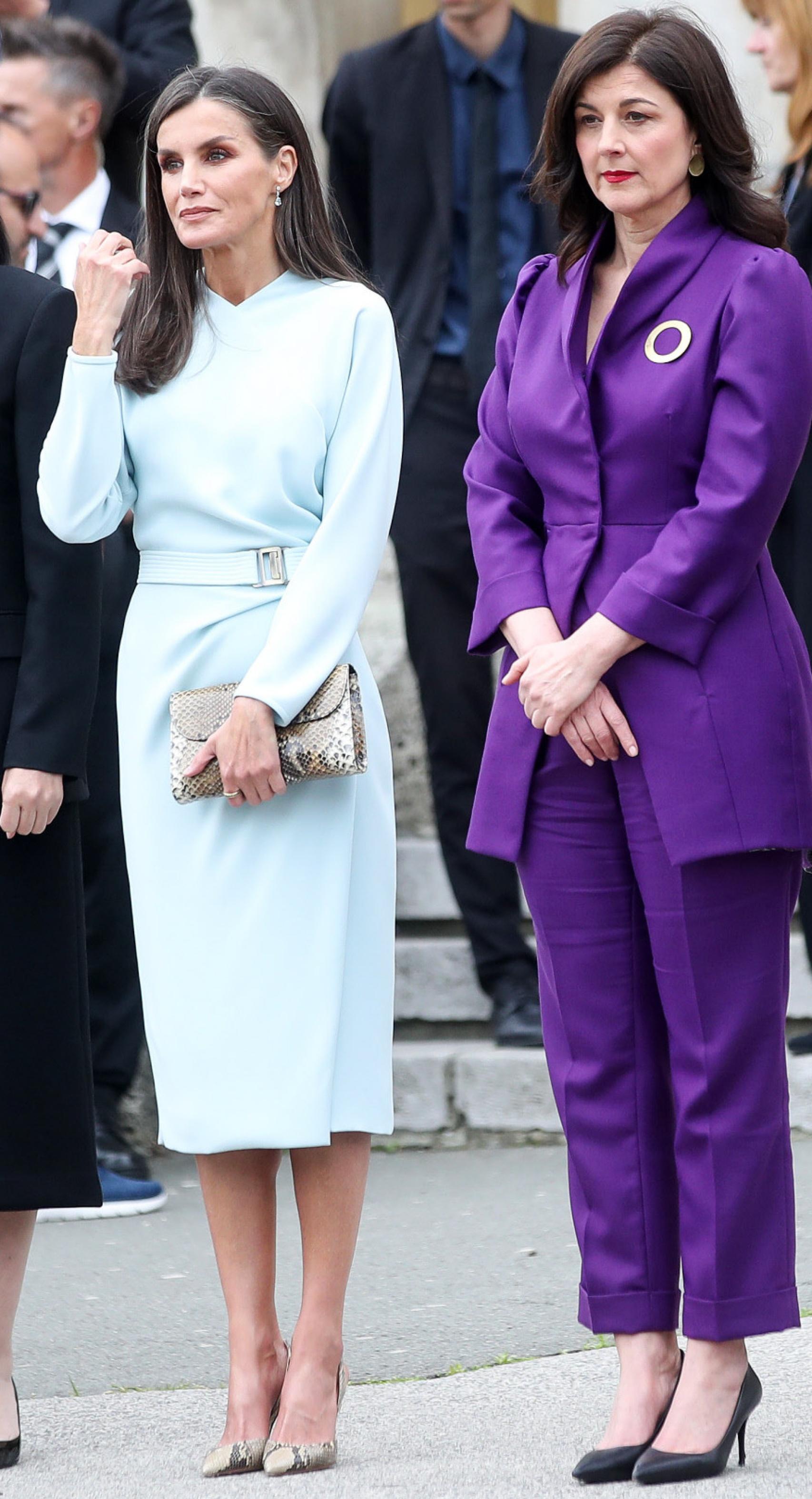 La reina posa con la primera dama croata, Sanja Music.
