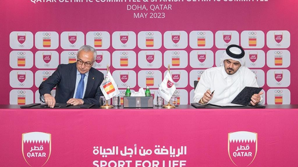 El presidente del COE, Alejandro Blanco, y el presidente de QOC, S.E. Sheikh Joaan Bin Hamad Al-Thani, firmando el acuerdo.