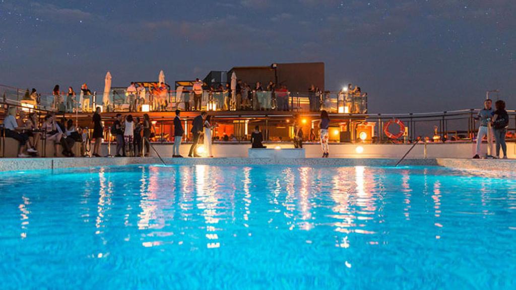 Terraza y piscina del Hotel Emperador.