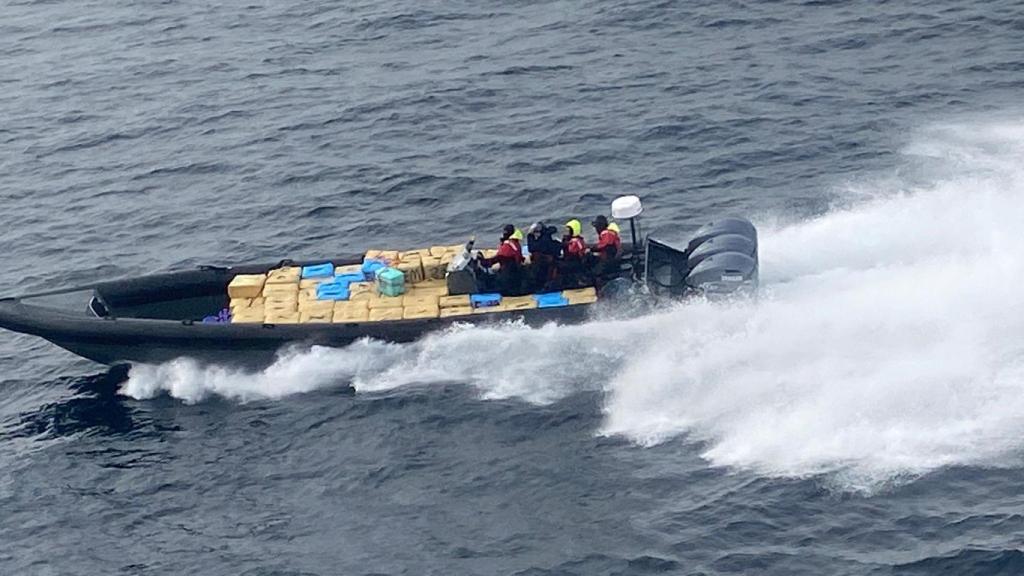 Una narcolancha cargada, atravesando el Estrecho de Gibraltar.