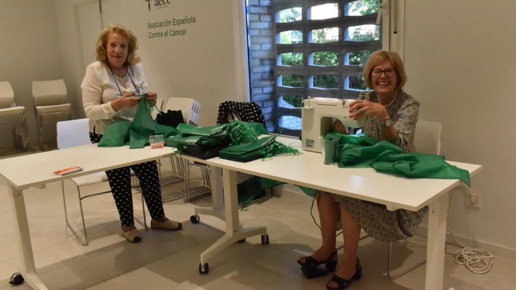 Paquita y Raquel, voluntarias que cosieron la bandera.