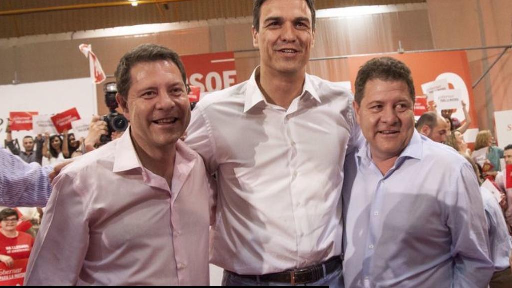 Pedro Sánchez, en un mitin pasado, con un Page a cada lado.