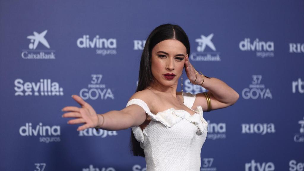 La cantante Blanca Paloma posa en la alfombra roja previa a la gala de la 37 edición de los Premios Goya, en el Palacio de Congresos y Exposiciones FIBES, a 11 de febrero de 2023